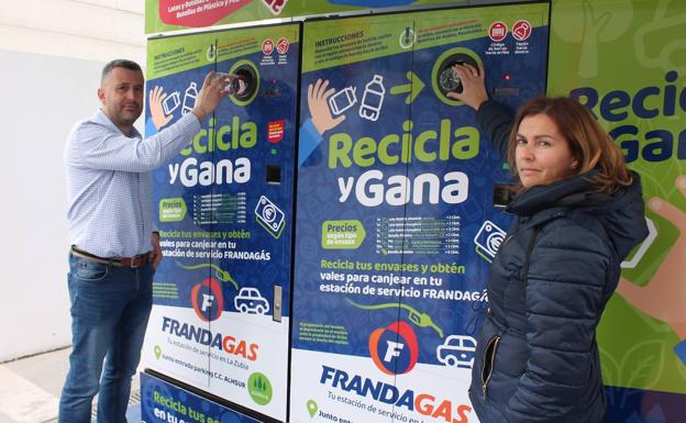 Una gasolinera de Granada instala una máquina de reciclaje que cambia latas por gasolina gratis